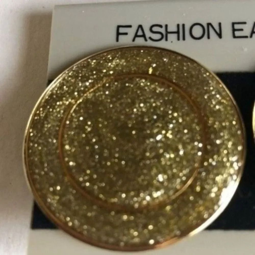 Vintage Gold Tone Round Fashion Earrings Clip On Made in Korea - Picture 4 of 4